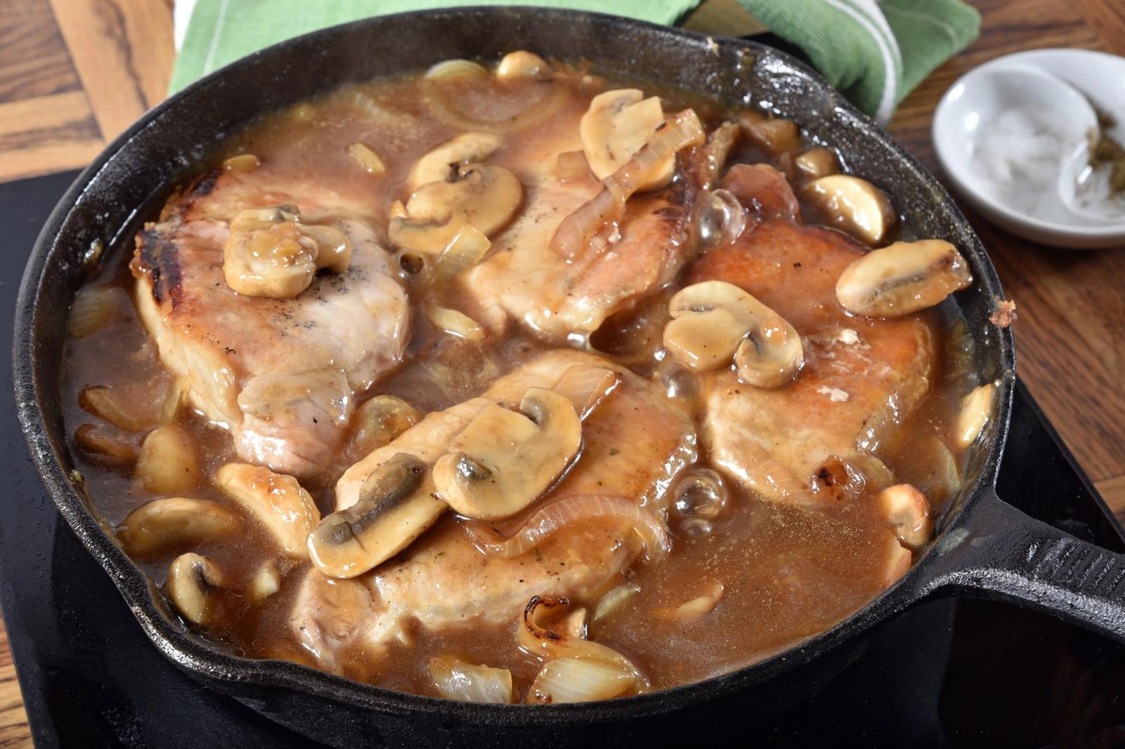Côtelettes de porc sauce aux champignons