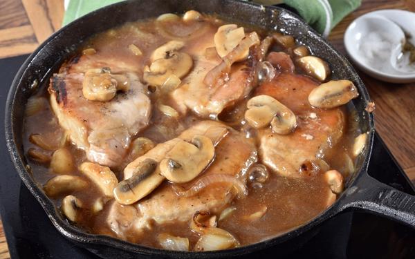 Côtelettes de porc sauce aux champignons