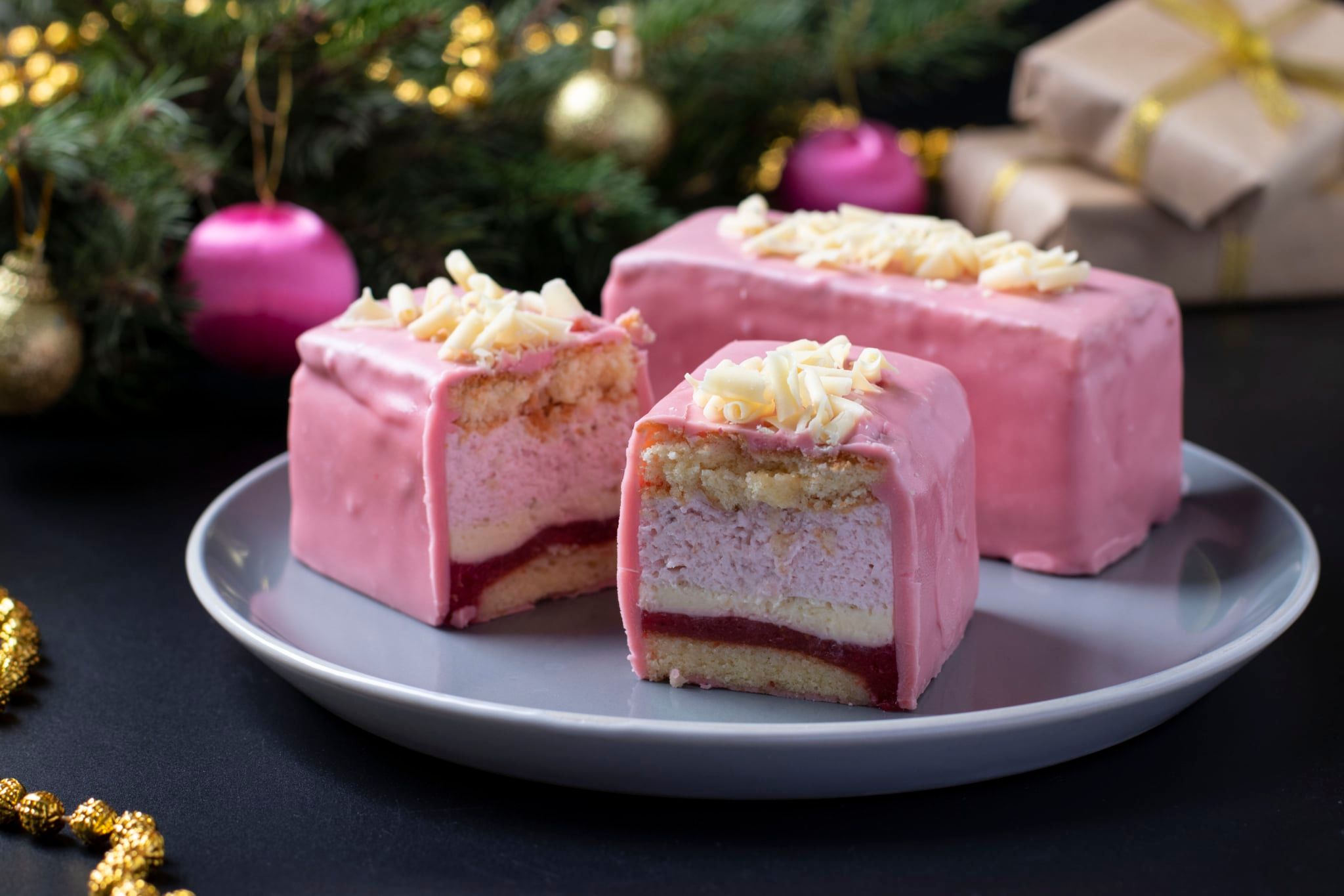 Mousse à la fraise avec biscuit aux amandes et glaçage chocolat