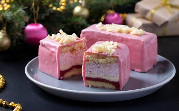 Mousse à la fraise avec biscuit aux amandes et glaçage chocolat