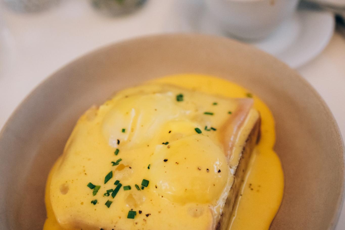 Œufs Bénédicte avec sauce hollandaise