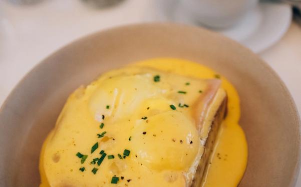 Œufs Bénédicte avec sauce hollandaise