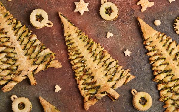 Arbre de Noël aux épinards, à l'ail et au fromage sur pâte feuilletée