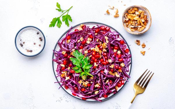 Salade de chou rouge, grenade, noix et persil