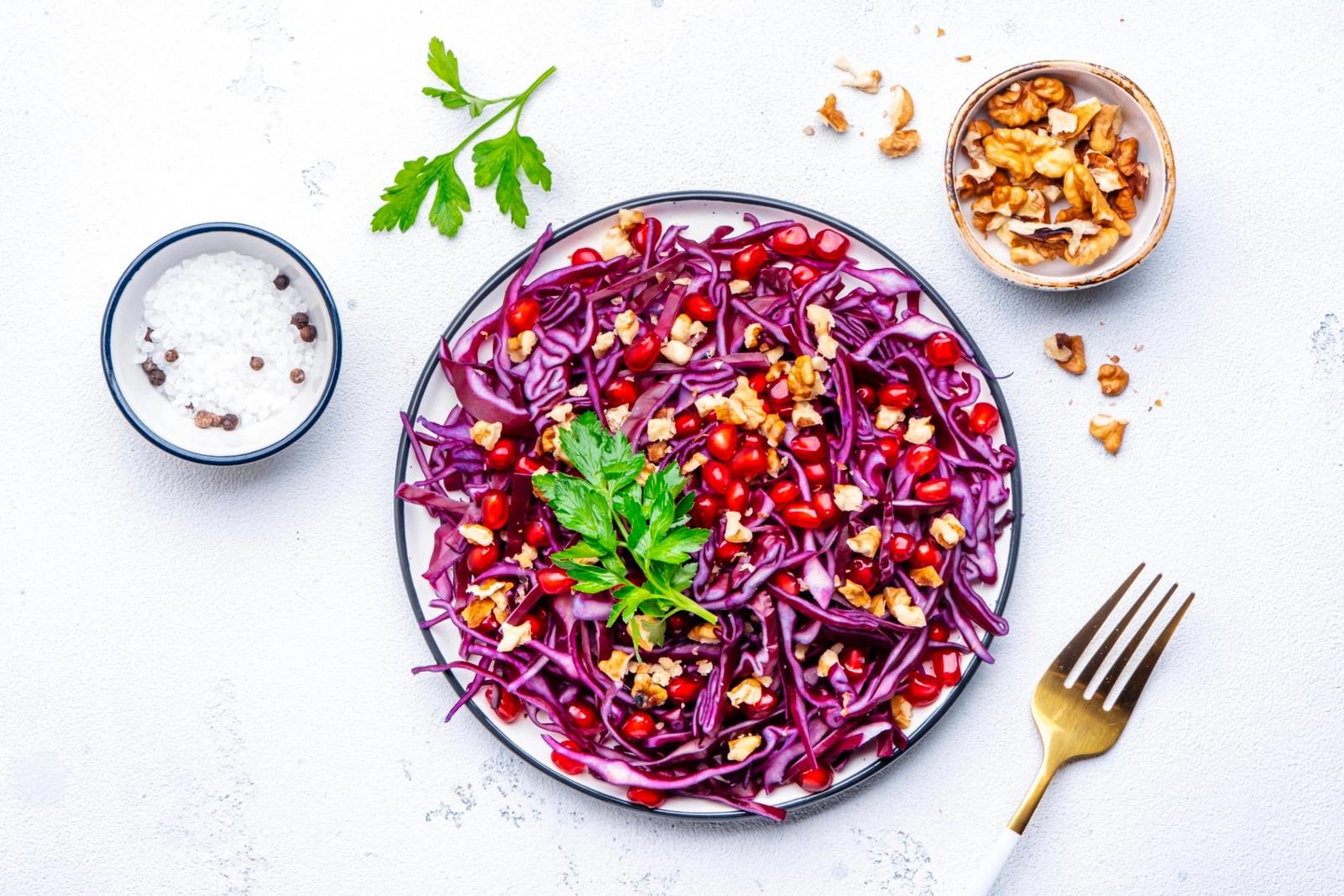 Salade de chou rouge, grenade, noix et persil