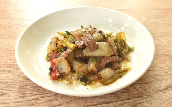 Viande d’autruche sautée épicée avec oignon et poivre noir