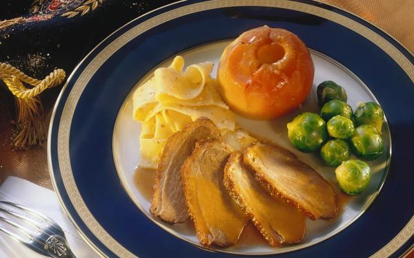 Oie rôtie aux pommes cuites et aux choux de Bruxelles