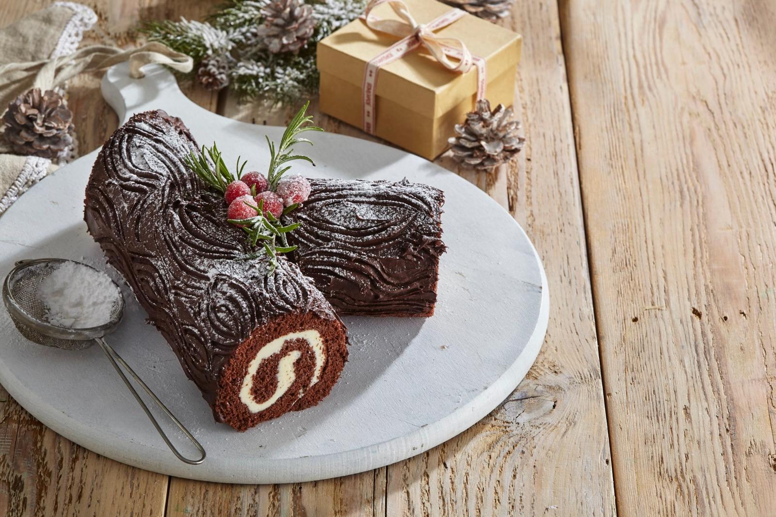 Bûche de Noël génoise au chocolat fourrée au fromage blanc