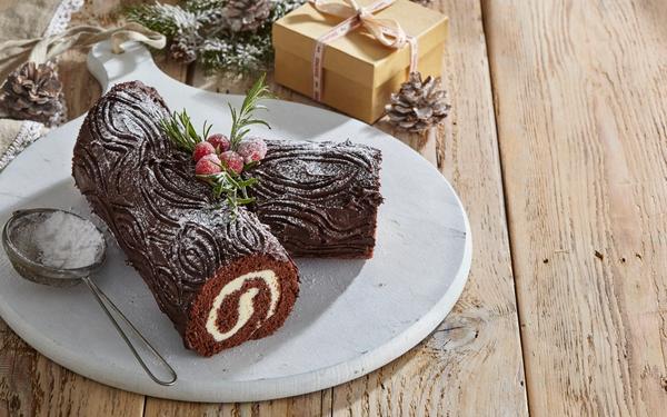 Bûche de Noël génoise au chocolat fourrée au fromage blanc