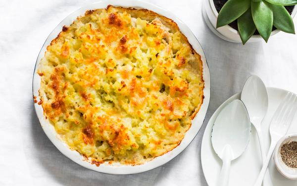 Parmentier au poulet crémeux, au chou-fleur, et aux poireaux