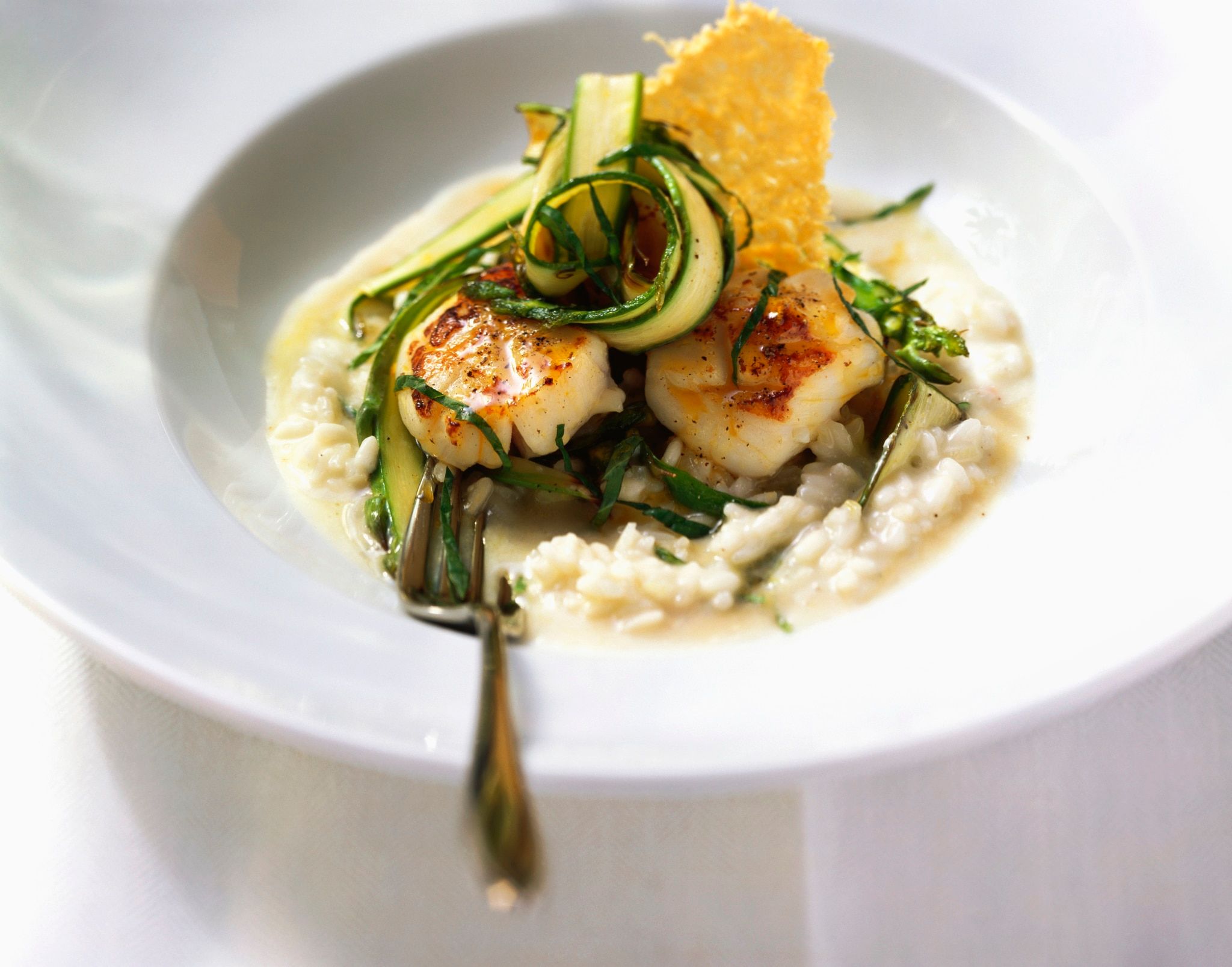 Noix de Saint-Jacques poêlées, risotto crémeux aux asperges vertes et tuile de parmesan