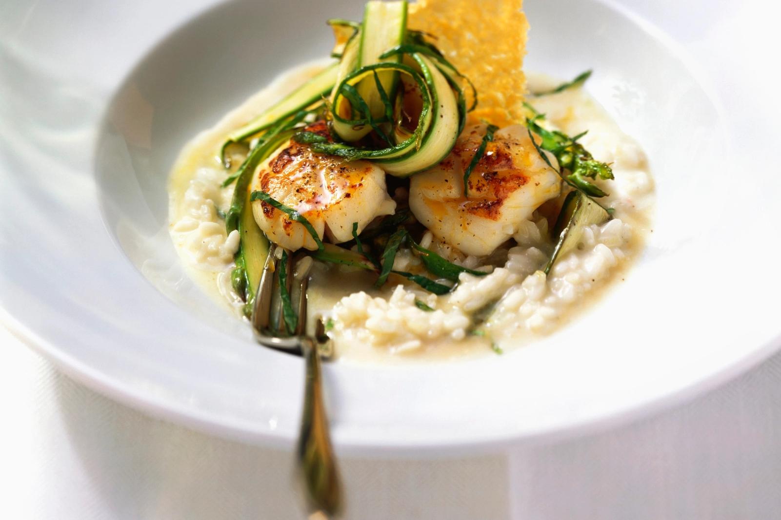 Noix de Saint-Jacques poêlées, risotto crémeux aux asperges vertes et tuile de parmesan