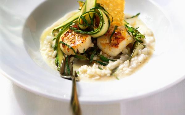 Noix de Saint-Jacques poêlées, risotto crémeux aux asperges vertes et tuile de parmesan