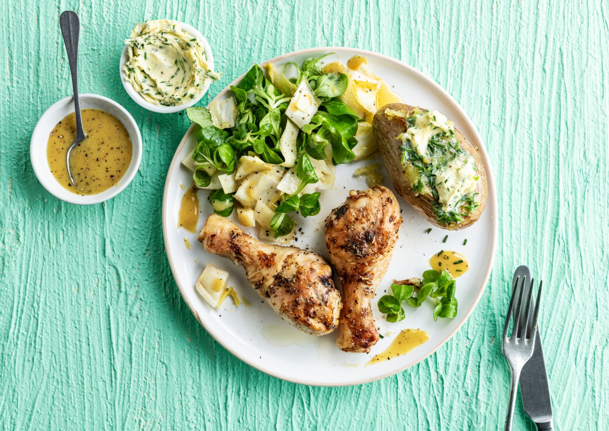 Pilons de poulet à la pomme de terre farcie au beurre d'herbes