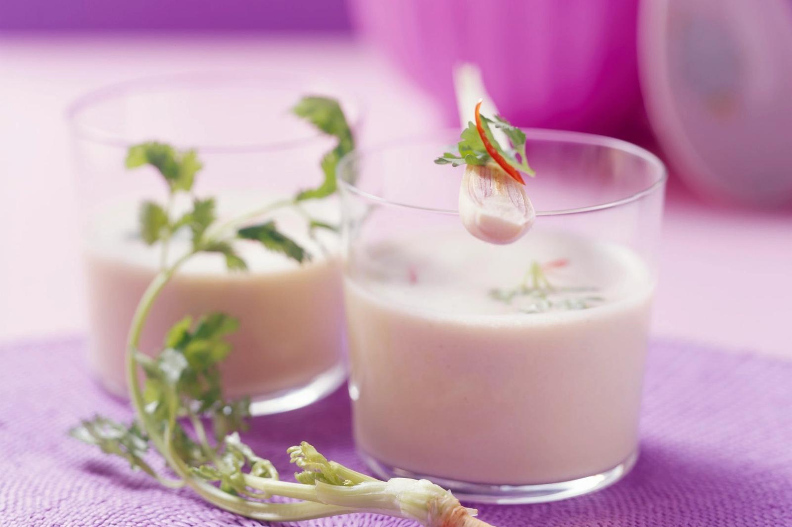 Soupe froide à la citronnelle et à la coriandre