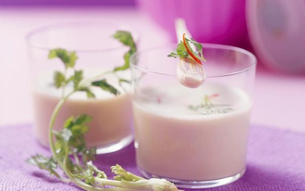 Soupe froide à la citronnelle et à la coriandre