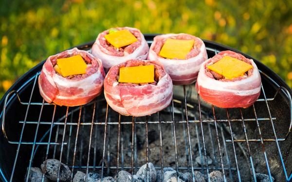Bacon burgers sur barbecue