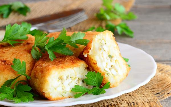Escalopes de chou-fleur et pommes de terre farcies aux œufs