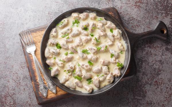 Cœurs de poulet frits puis cuits dans une sauce crémeuse
