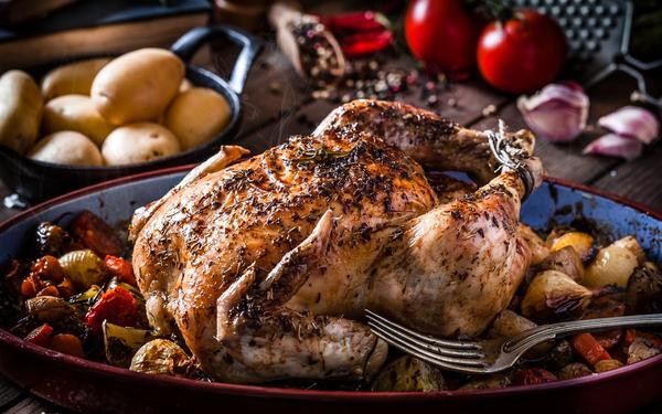 Poulet rôti cuit au four avec ses légumes