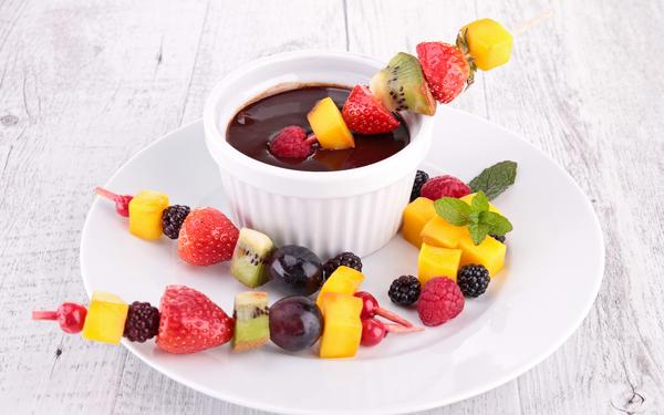 Brochettes de fruits frais avec sauce au chocolat
