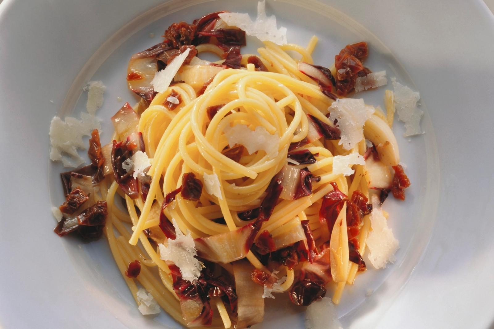 Spaghettis au radicchio, aux tomates séchées et au parmesan