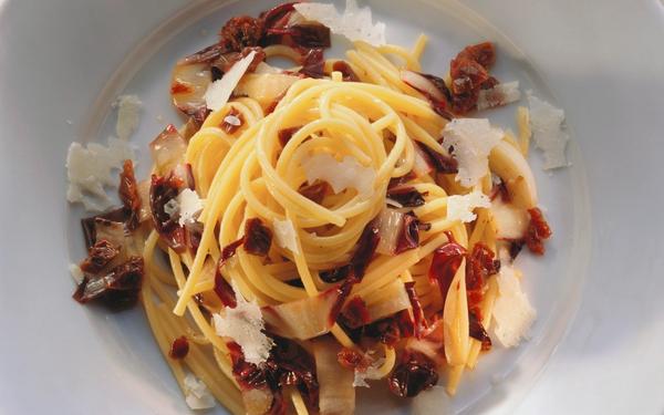 Spaghettis au radicchio, aux tomates séchées et au parmesan