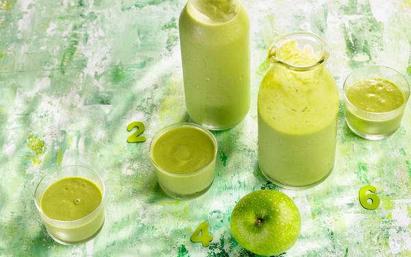 Smoothie détox, pommes, épinards, cresson, persil et basilic