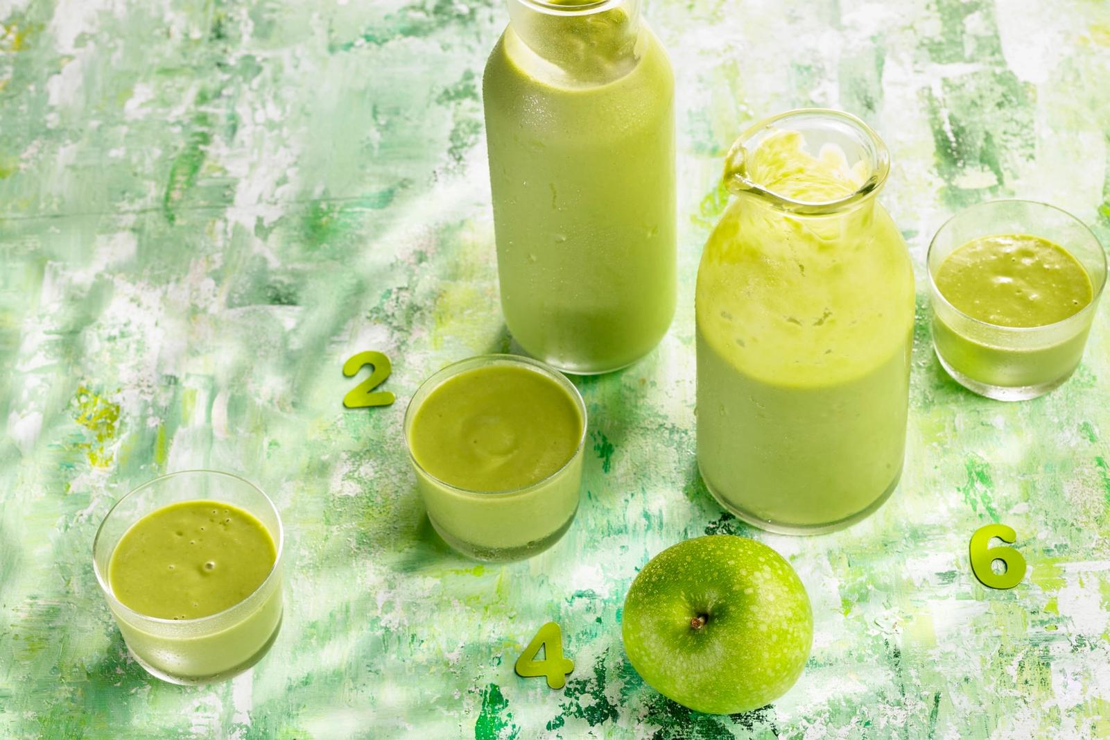 Smoothie détox, pommes, épinards, cresson, persil et basilic