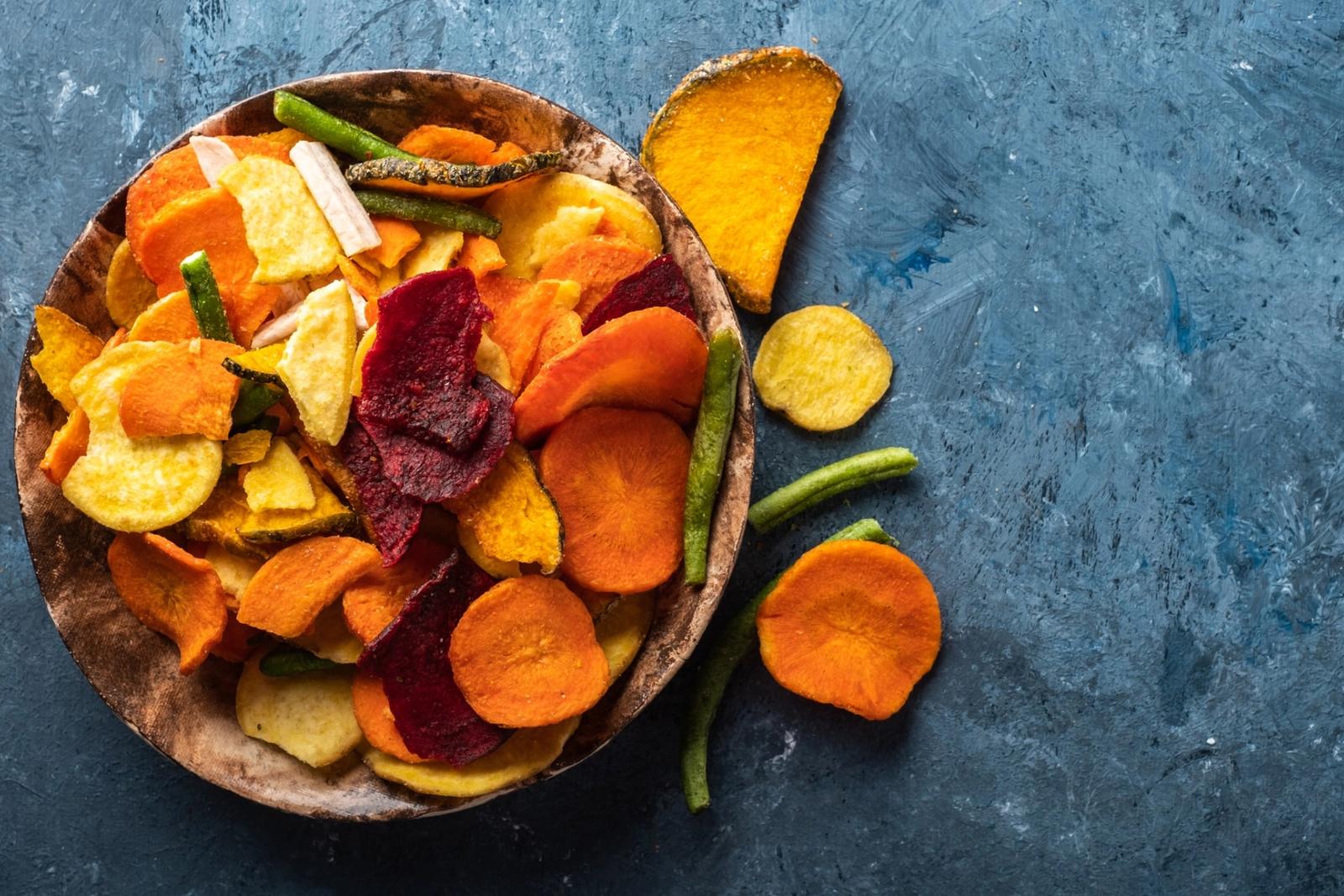 Croustilles (chips) de légumes séchés : carottes, betteraves, panais et patates douces