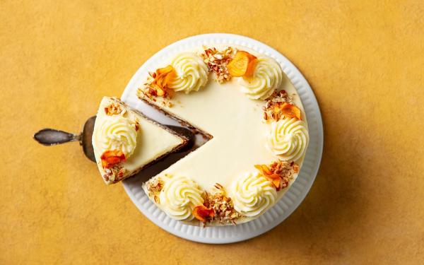 Gâteau aux carottes avec du fromage à la crème et des noix