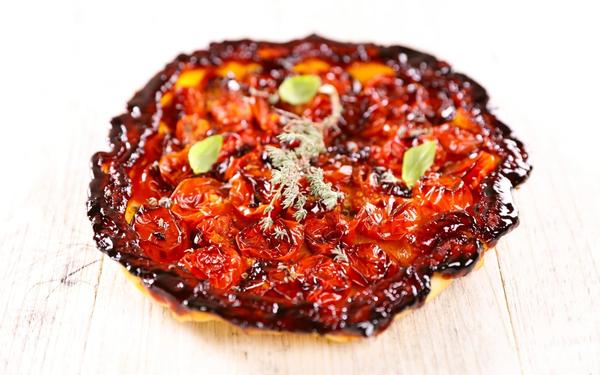 Tarte tatin acidulée à la tomate cerise