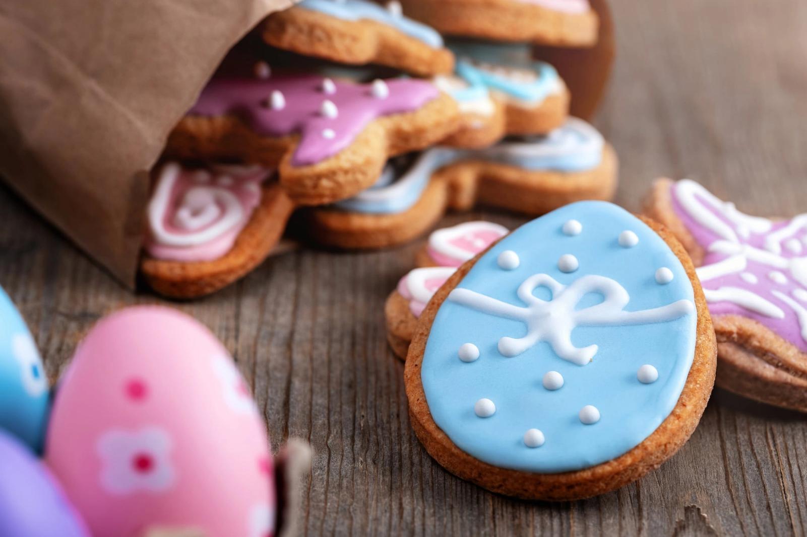 Biscuits en pain d’épices en forme d’œuf de Pâques et glacés