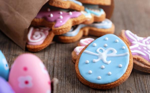 Biscuits en pain d’épices en forme d’œuf de Pâques et glacés