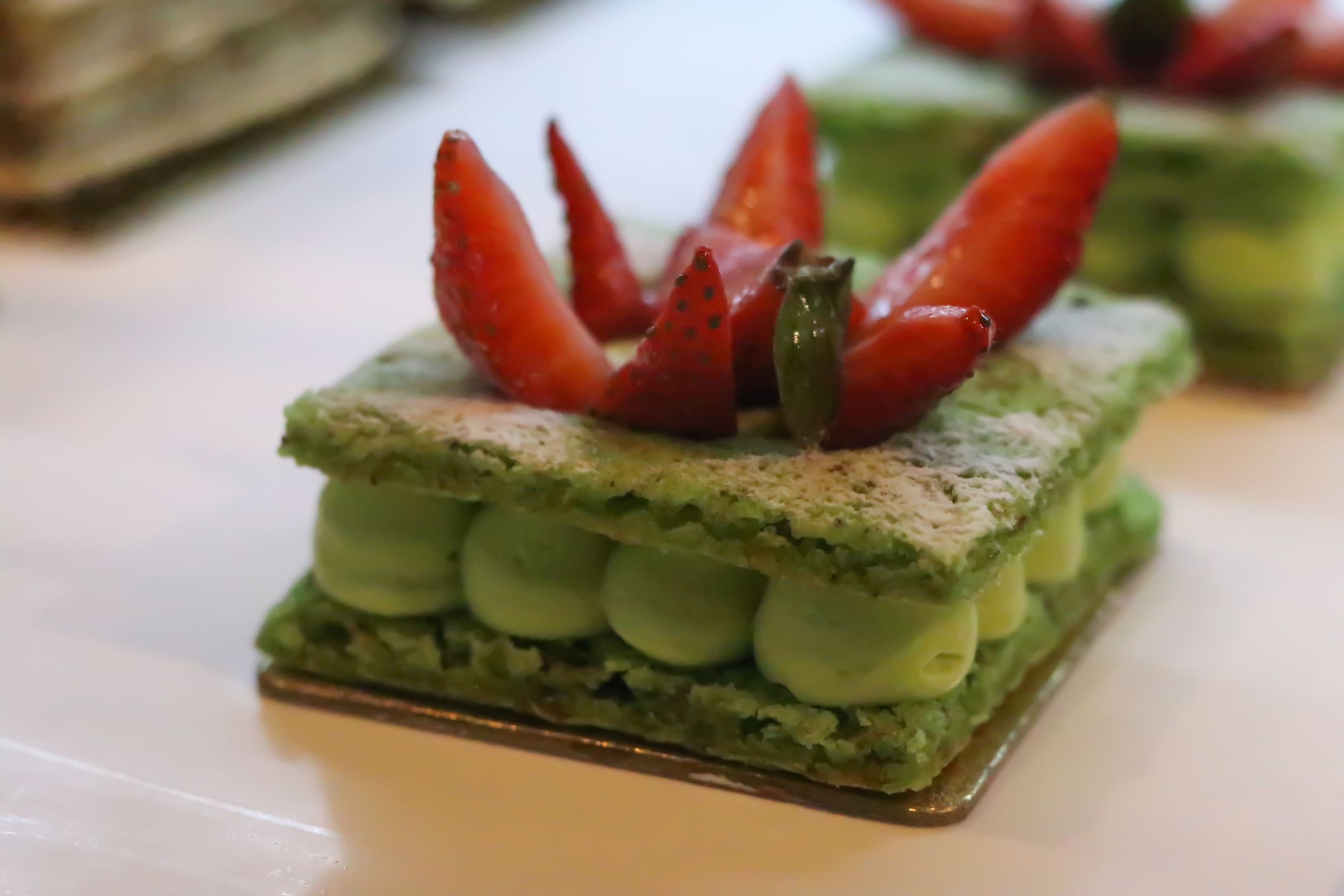 Gâteau aux pistaches sans gluten avec des fraises