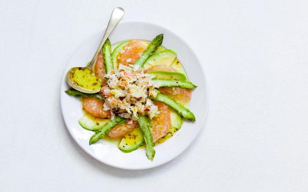 Carpaccio d'asperges au pamplemousse et pinces de crabe