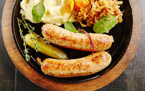 Saucisses allemandes, purée de pommes de terre et choucroute