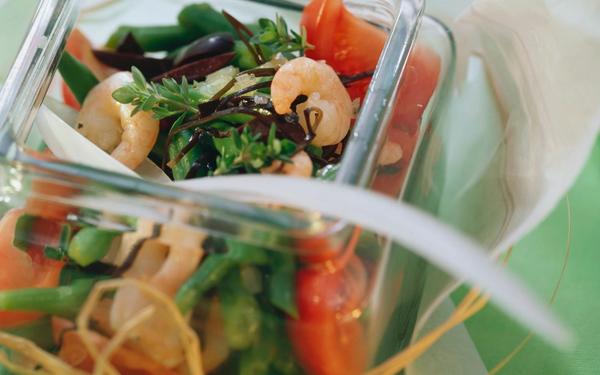 Salade de haricots et de crevettes aux algues et au thym