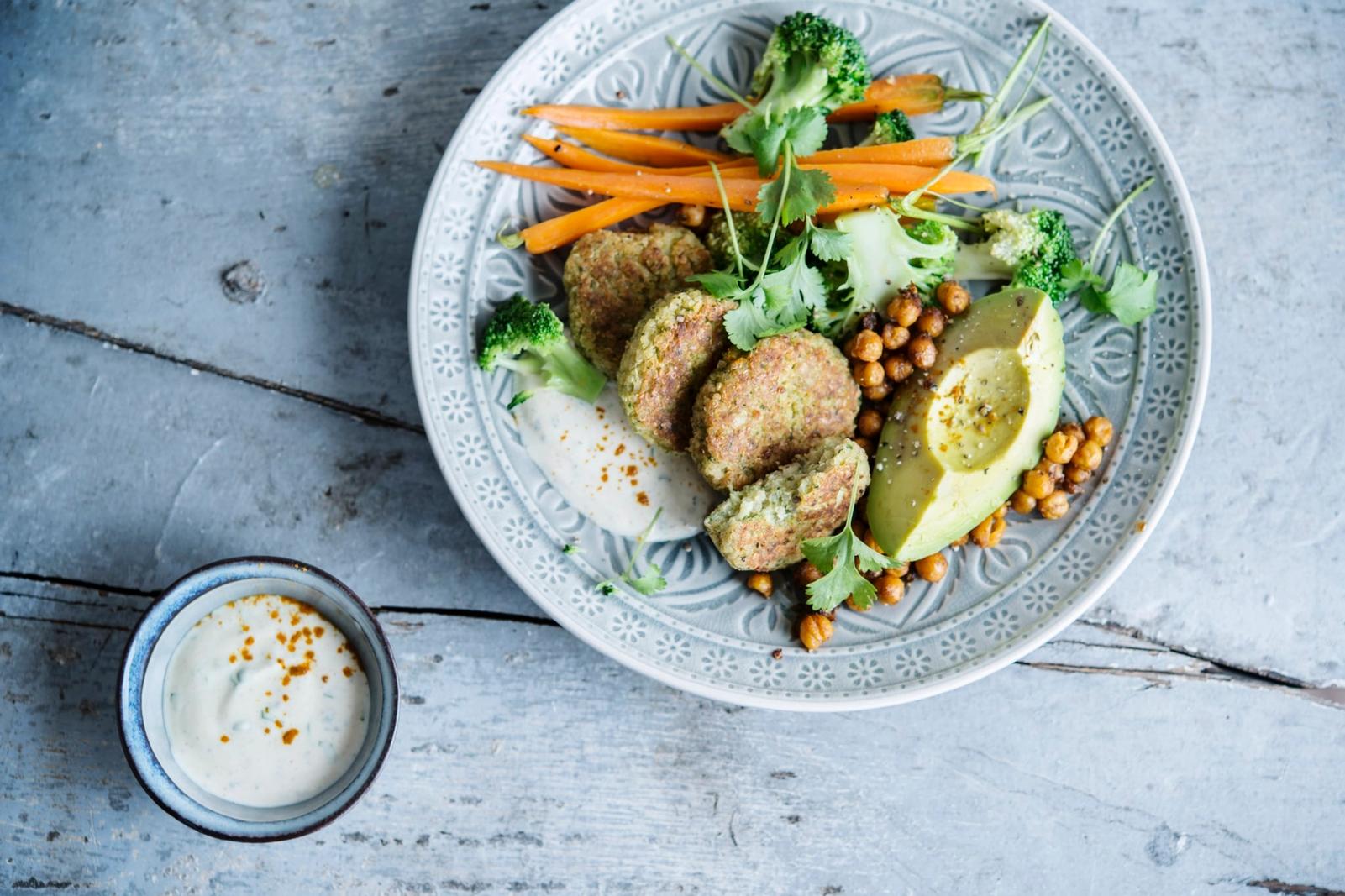Burger de quinoa à l'avocat, brocoli et carotte