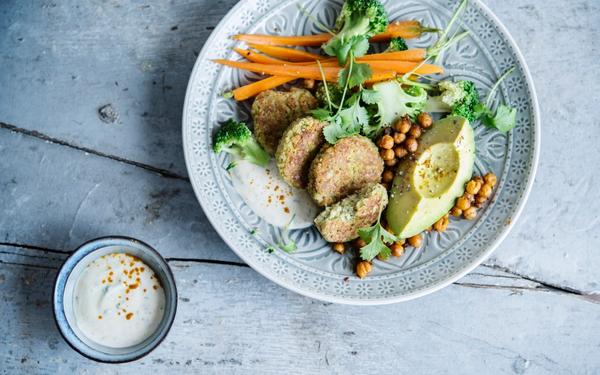 Burger de quinoa à l'avocat, brocoli et carotte