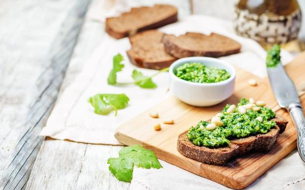 Pesto aux pignons de pin et à la coriandre