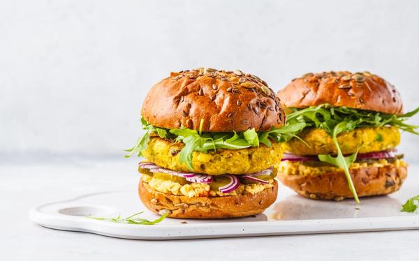 Burgers de pois chiches végétalien avec roquette, concombres marinés et houmous