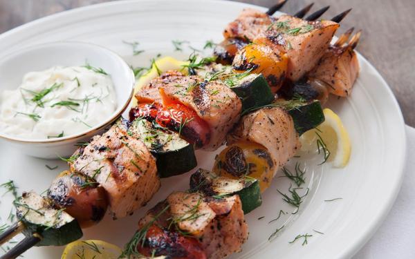 Brochettes de saumon aux courgettes, tomates et trempette tzatziki