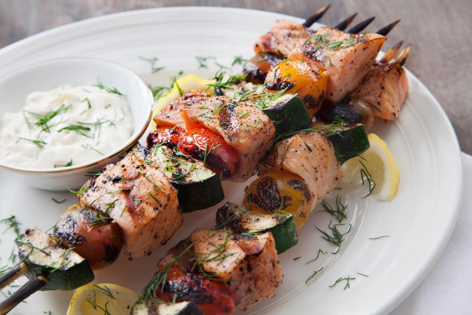Brochettes de saumon aux courgettes, tomates et trempette tzatziki