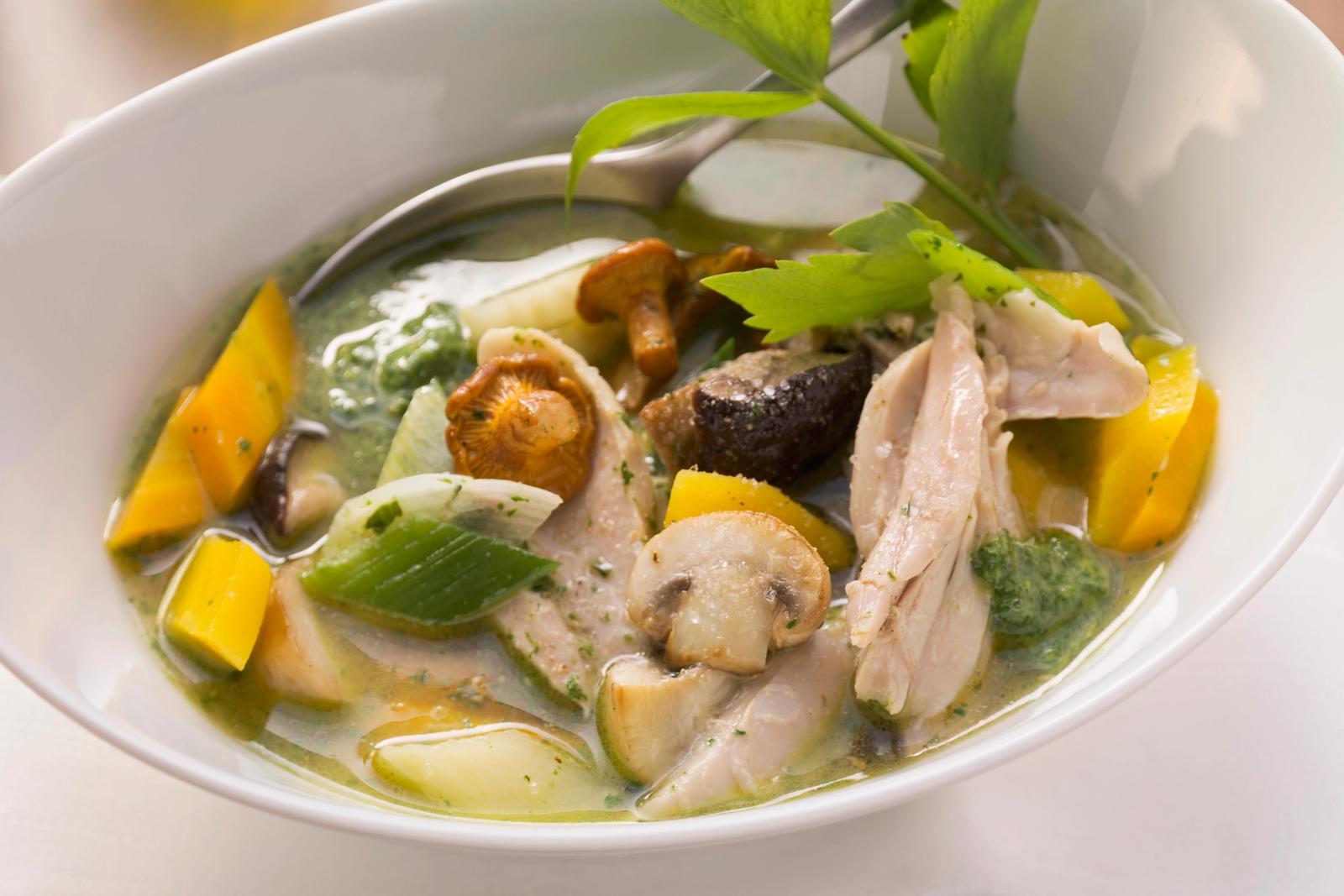 Ragoût de poulet aux légumes aux champignons et à la livèche