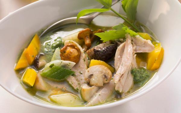 Ragoût de poulet aux légumes aux champignons et à la livèche