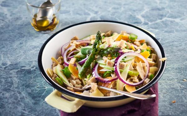 Salade de crozets aux asperges vertes, copeaux de légumes et oignon rouge