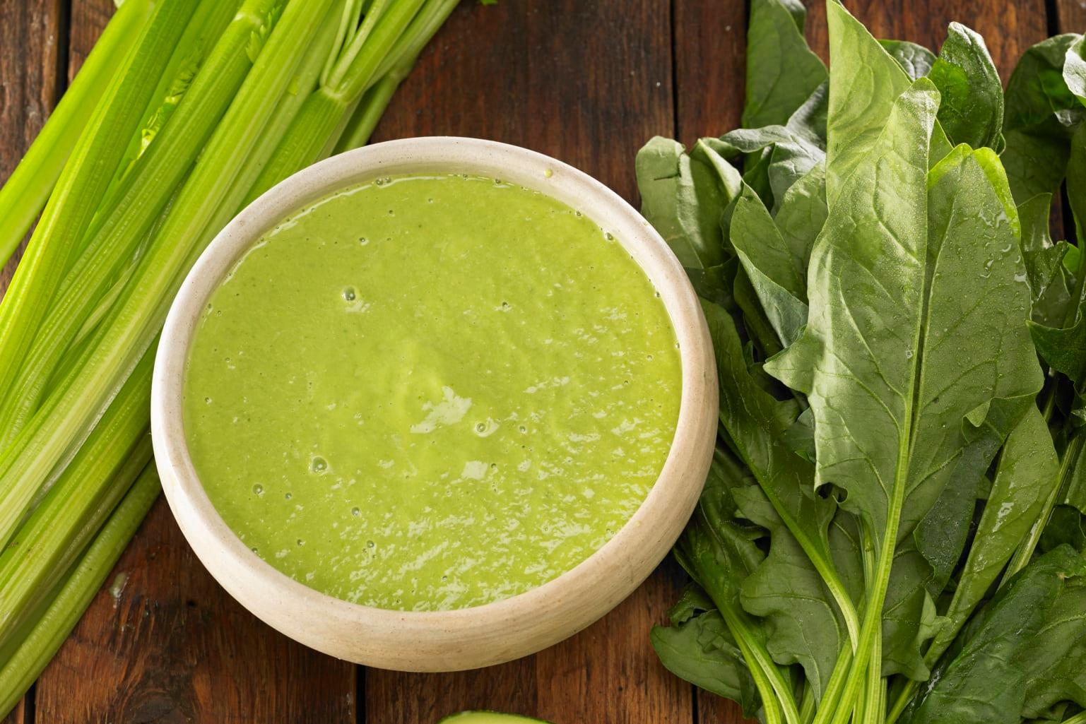 Soupe de céleri-branche, oseille et avocat