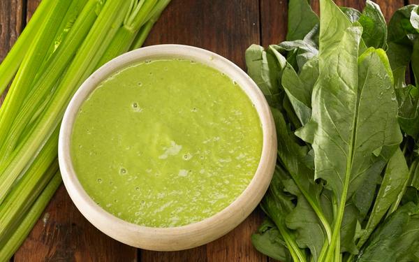 Soupe de céleri-branche, oseille et avocat