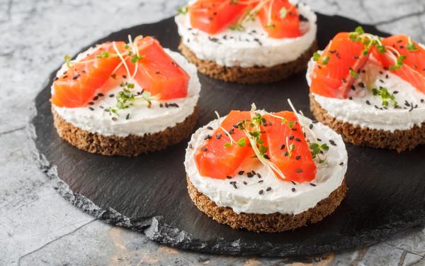 Mini cheesecake saumon au fromage à la crème, sésame et micro-pousse